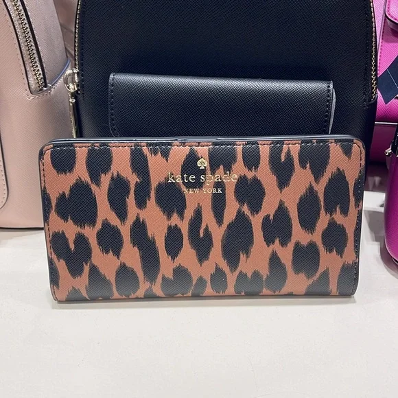 Kate Spade Schuyler Large Slim Bifold Wallet
COLOR:
Multi
NWT - Picture 15 of 16